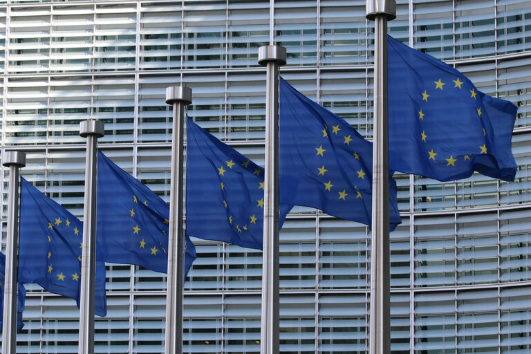 Europäische Flaggen vor einem EU-Parlamentsgebäude