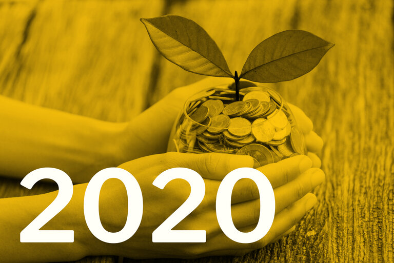Die Zahl 2020, im Hintergrund eine Pflanze, die aus einem Glas mit Münzen wächst