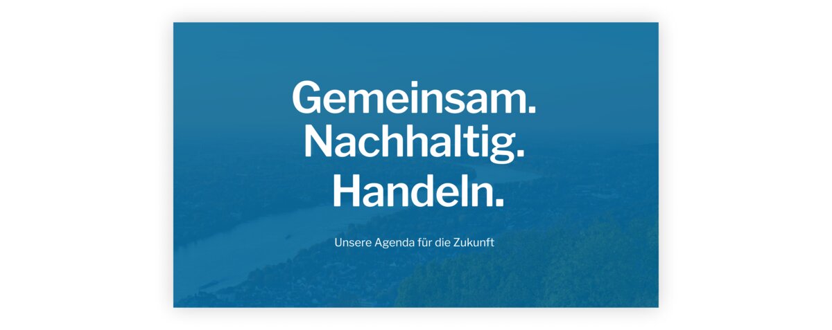 blaues Bild mit dem Schriftzug "Gemeinsam. Nachhaltig. Handeln", im Hintergrund ist ein Foto vom Rhein