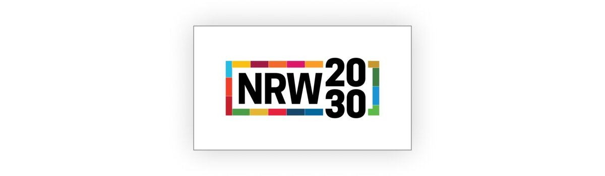 NRW-2030-Logo umrahmt von 17 verschiedenfarbigen Balken