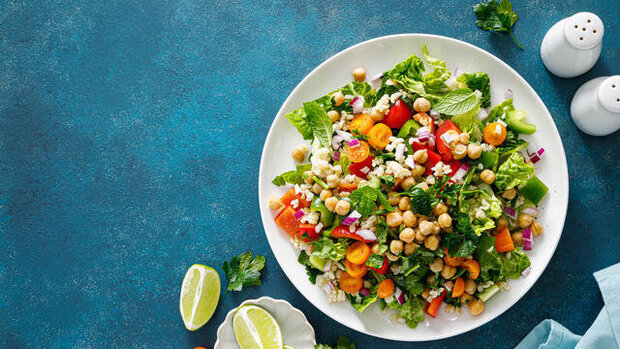 Das Bild zeigt einen Teller mit Salat.