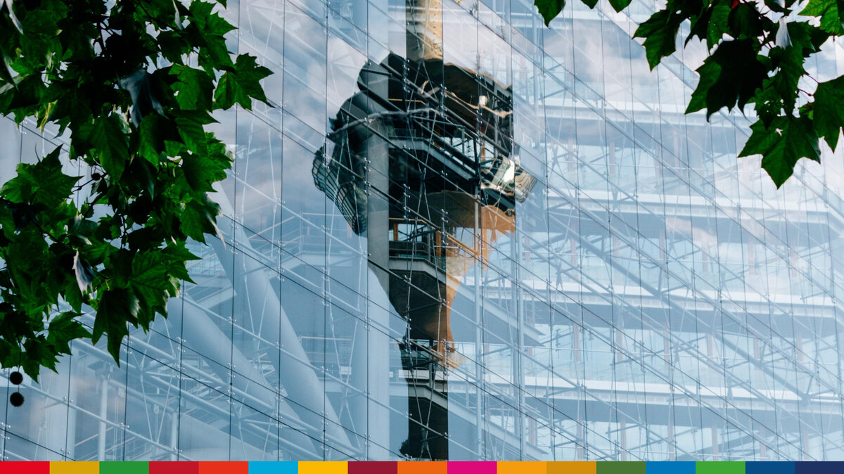 Der Fernsehturm spiegelt sich in der Fassade des Düsseldorfer Stadttors