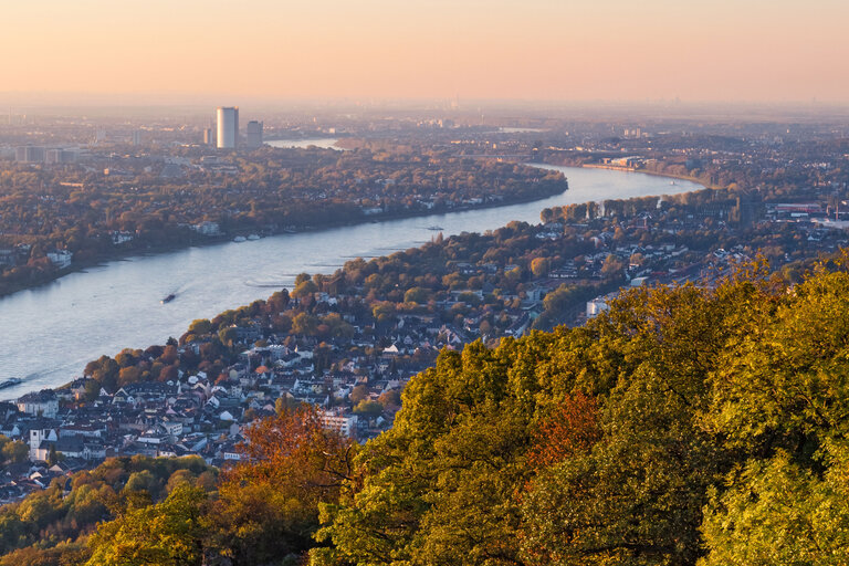 Blick über die Rheinkurve bei Bonn