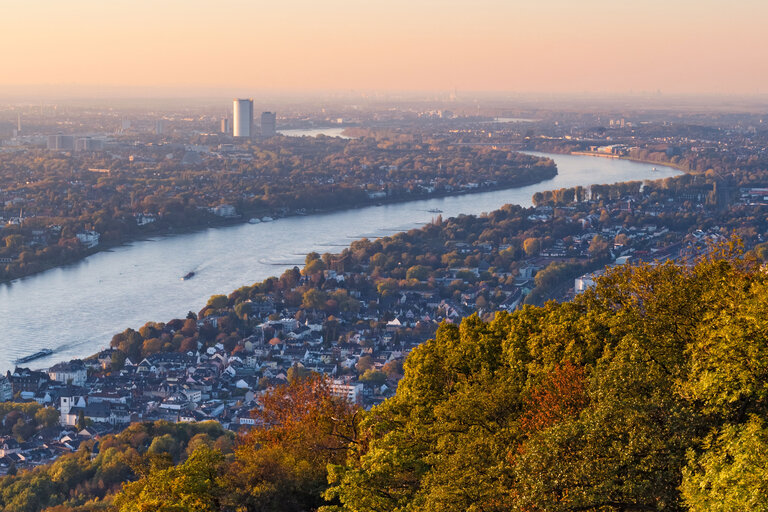 Blick über die Rheinkurve bei Bonn