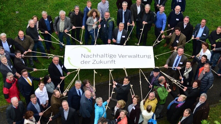Das Bild zeigt rund 50 Mitarbeitende des LANUV die ein Banner mit der Aufschrift "Nachhaltige Verwaltung der Zukunft" präsentieren.