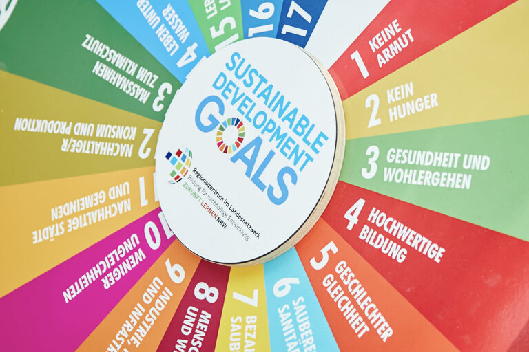 Foto eines Glücksrades mit den 17 SDGs