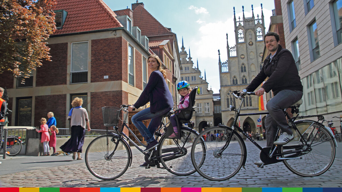 Eine Familie auf Fahrrädern im Zentrum der Stadt Münster