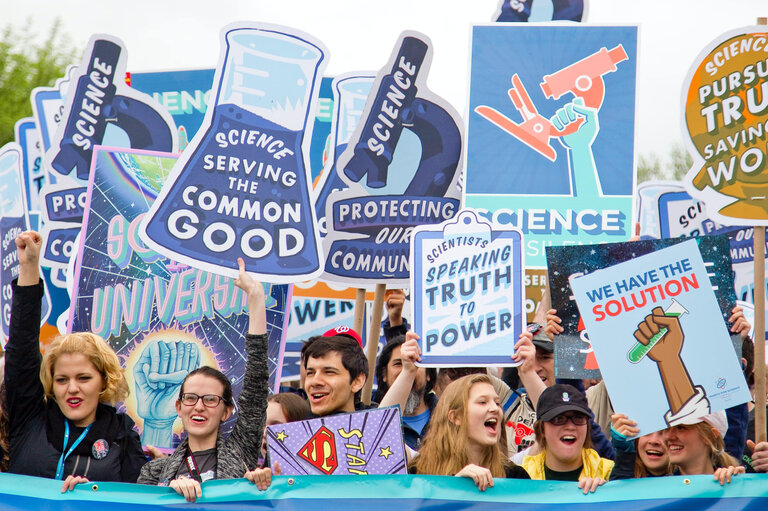 Demonstrierende fordern mehr Gehör für die Wissenschaft