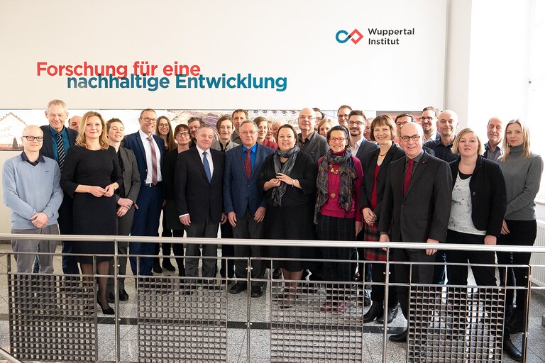 Eine Menschenmenge vor einem Banner des Wuppertal Instituts